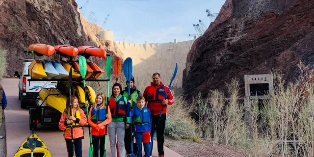 Las Vegas Hoover Dam Kayak Tour and Hike - Image 4