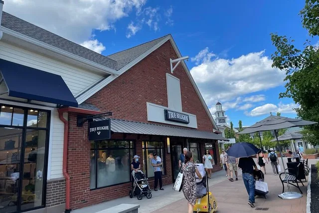 New York City Shopping Transfer to Woodbury Outlets - Image 4