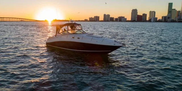Miami Private Yacht Cruise 2 hr - Image 4
