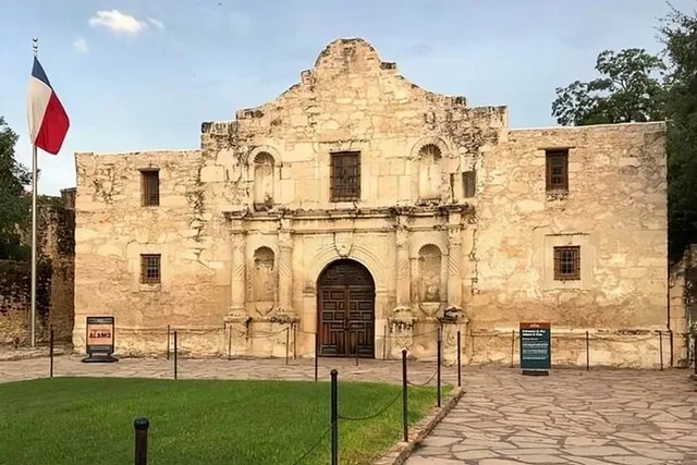 San Antonio Walking Tour with Guide - Image 4