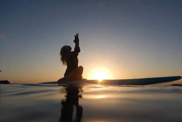 Honolulu Floating Yoga at Sunset 75 min - Image 1