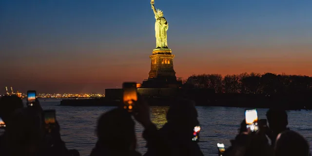 New York City Evening Cruise with Live DJ - Image 4