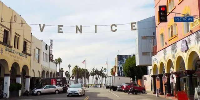 Los Angeles Venice Beach App-Guided Tour 1.5 hr - Image 2