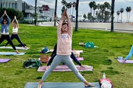 Santa Monica Beach Vinyasa Yoga Class in French thumbnail 1