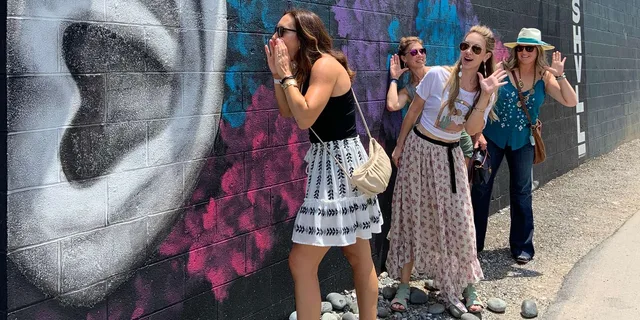 Nashville Shopping Tour with Wine and Snacks - Image 3