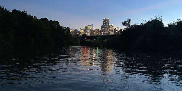 Houston Sunset Skyline Kayak Tour - Image 6