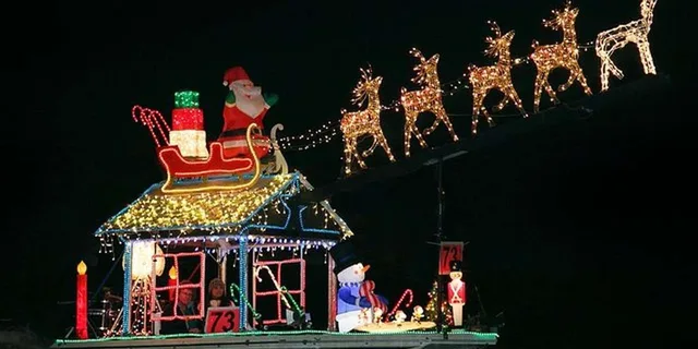 Newport Beach Holiday Lights Cruise - Image 3