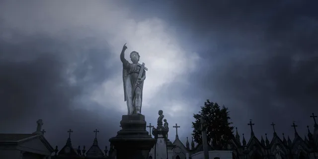 New Orleans Cemetery and Ghost Bus Tour - Image 2