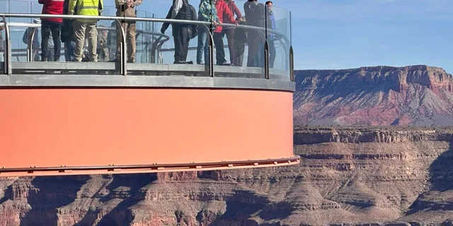 Las Vegas Grand Canyon Skywalk Tour with French Guide - Image 1