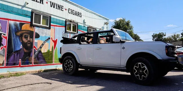 Austin Landmarks Tour in Open-Top Bronco - Image 5