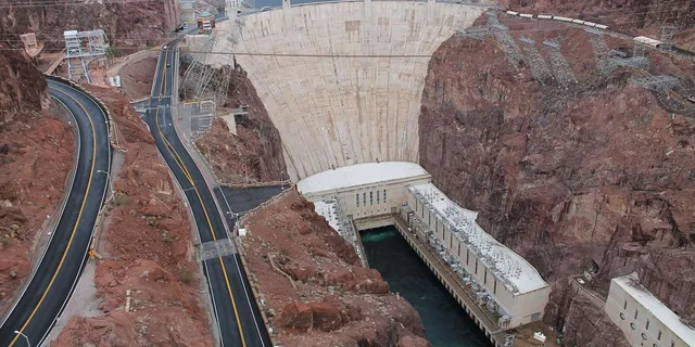 Las Vegas Grand Canyon and Hoover Dam Small Group Tour - Image 3