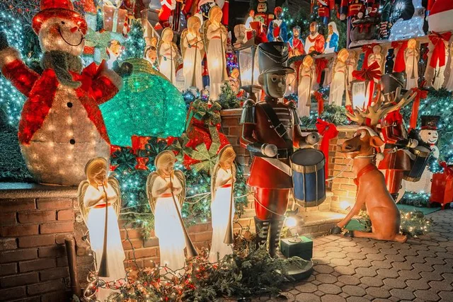 New York Dyker Heights Christmas Lights Bus Tour - Image 1