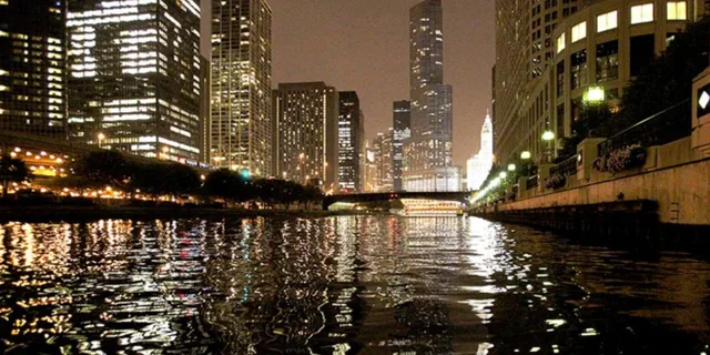Chicago Ghosts and Gangsters Night Kayak Tour - Image 4