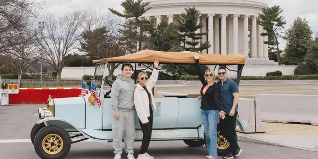 Washington DC Electric Cart & Vintage Car Tour - Image 1