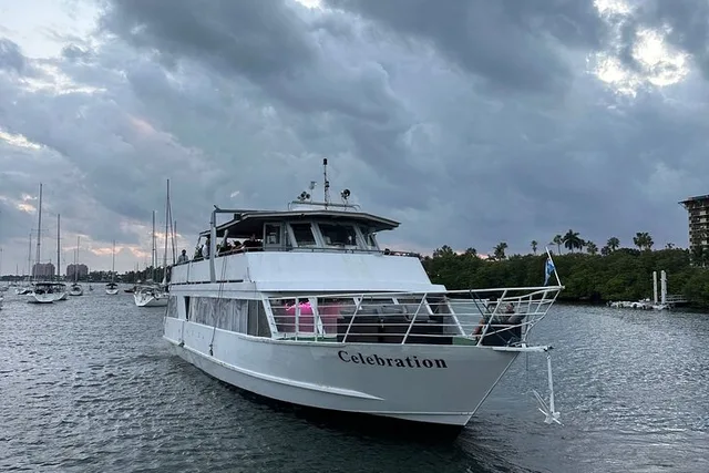 Miami NYE Yacht Party with Dinner and Fireworks - Image 5
