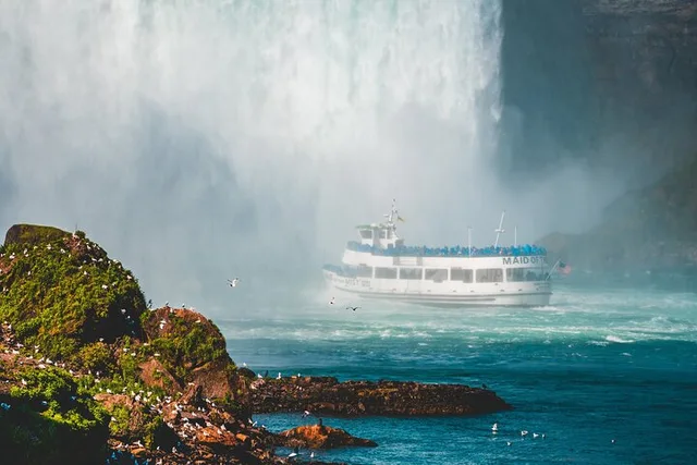 Niagara Falls Boat Ride and Cave Tour - Image 4