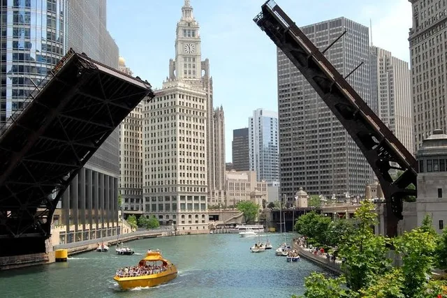 Chicago Walking Tour of Artsy Cultural Landmarks - Image 5