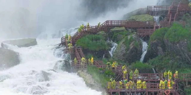 New York Niagara Falls Guided Day Trip - Image 4