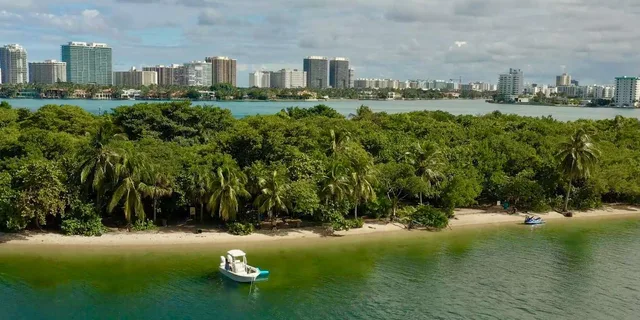 Miami Island Hopping Boat Trip with Floating Mat - Image 2