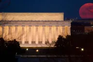 Washington, D.C. Monuments & Memorials Night Walking Tour thumbnail 4