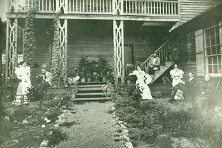 Helen Haunts and History Walk Tour 2 hr