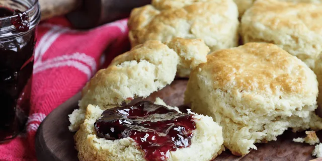 Atlanta Historic Market Food Tour and Biscuit Class 2 hr - Image 2