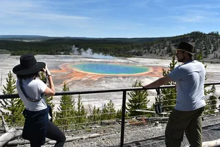 Yellowstone Private Tour with Picnic and Binoculars
