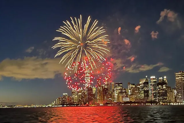 New York City Fireworks Boat Tour 3 hr - Image 3