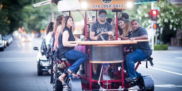 Sacramento Beer Bike Tour with Bar Stops 2 hr - Image 2