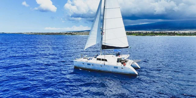 Kona Catamaran Snorkel & Sail 4 hr - Image 1