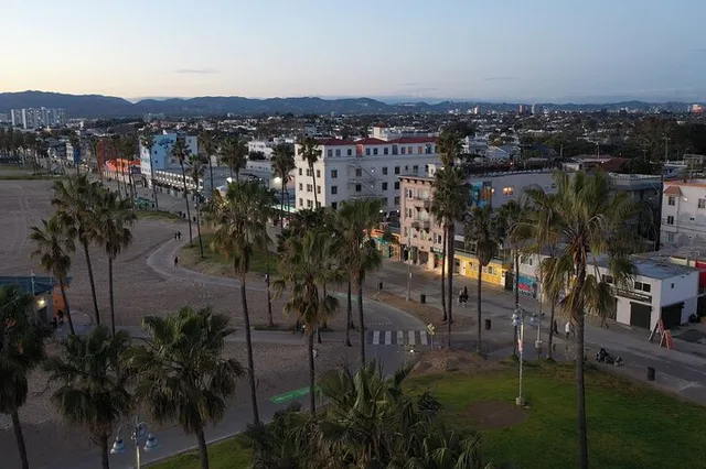 Venice Beach Roller Skating Tour - Image 3