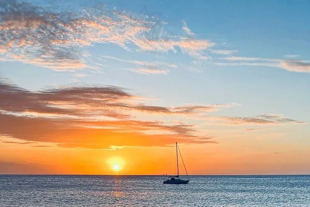 Honolulu Sailing Tour at Sunset - Image 1
