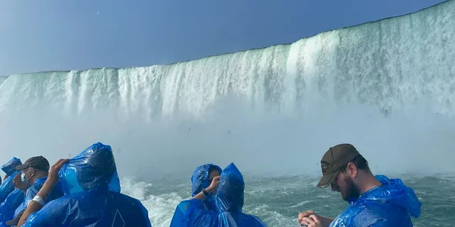 Niagara Falls Boat and Cave Tour with Shuttle - Image 4