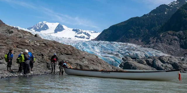 Juneau Mendenhall Glacier Canoe Paddle and Hike 5.5 hr - Image 4