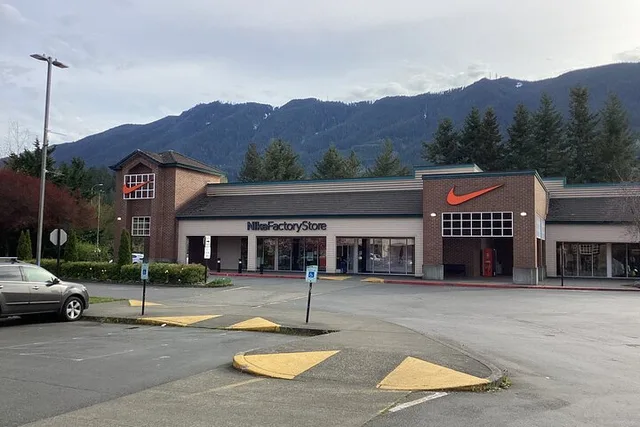 Seattle Shopping Tour to North Bend Outlets - Image 6