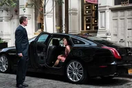Manhattan to LaGuardia Airport Mercedes Benz Transfer thumbnail 4