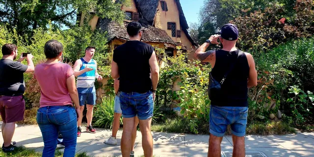 Los Angeles Gay Sightseeing Booze Bus Tour - Image 4