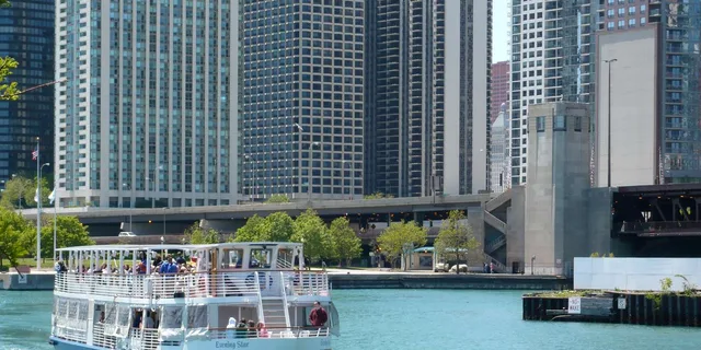 Chicago City Minibus Tour with Architecture Cruise Option - Image 2