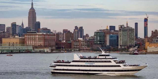 New York Thanksgiving Dinner Cruise - Image 1