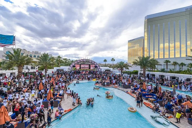 Las Vegas Dayclub Crawl Party Bus - Image 1