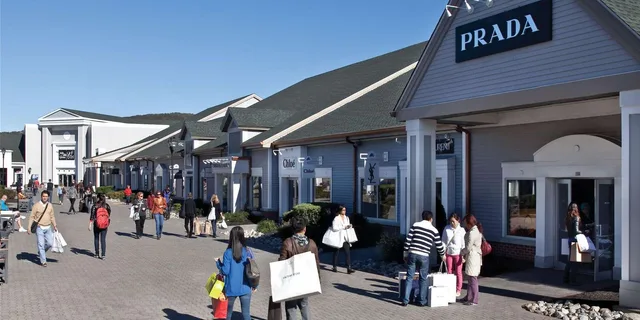 New York City Shopping Tour at Woodbury Outlets - Image 5