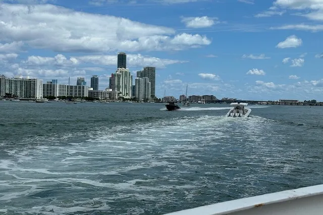 Miami Boat Cruise of Millionaire Homes - Image 6
