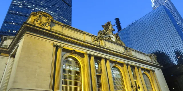 New York Holiday Lights and Grand Central Tour - Image 6