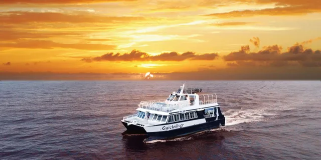 Maui Sunset Dinner Cruise Aboard the Quicksilver - Image 1
