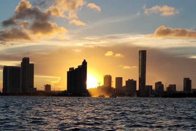 Miami Sunset Cruise Around Celebrity Mansions 60 min - Image 4