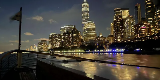 New York City Yacht Cruise with Drink - Image 6