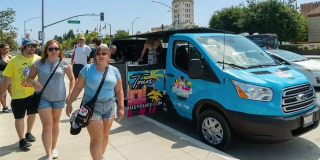 Santa Monica Hollywood and Beverly Hills Celebrity Tour - Image 2