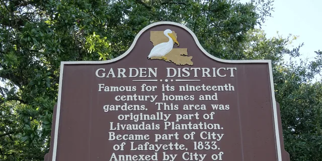 New Orleans Tombs and Mansions Walking Tour - Image 3