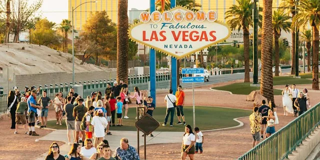 Las Vegas Hop-On Hop-Off Bus Tour - Image 1