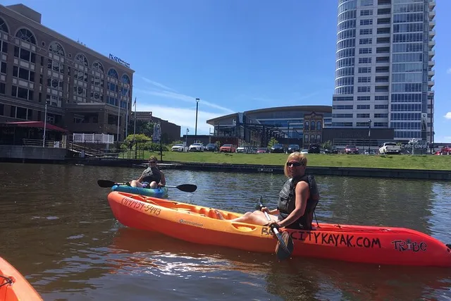 Milwaukee Cheese Curd Kayak Tour - Image 3